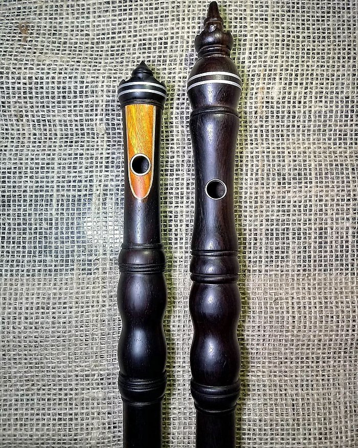 Duas flautas de corpo único estilo barroco, com bocal marchetado