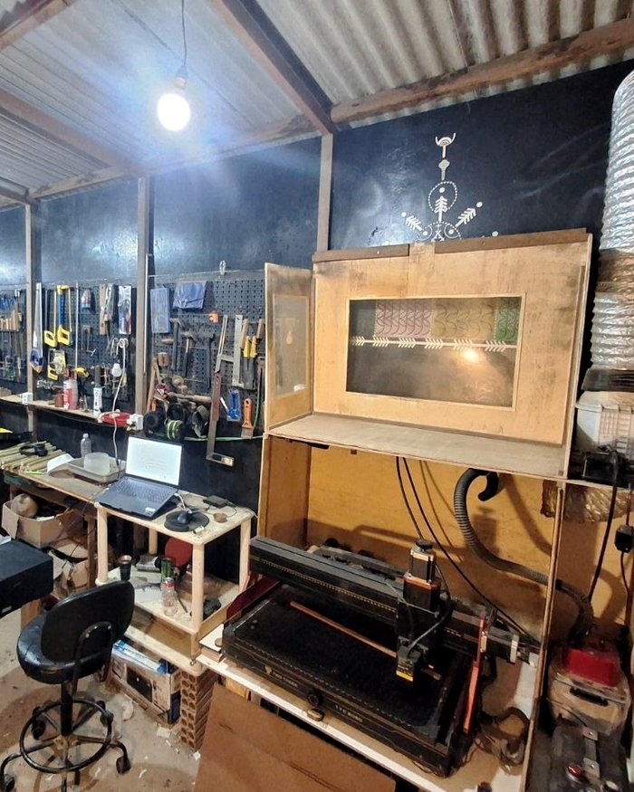 O ateliê hoje, no Vale do Capão: bancada, ferramentas e a máquina de gravação a laser.