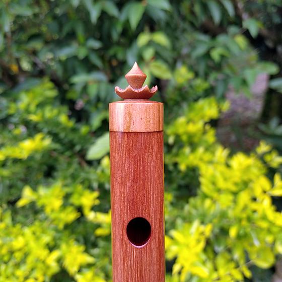 Cabeça de flauta de madeira com coroa torneada e embocadura.