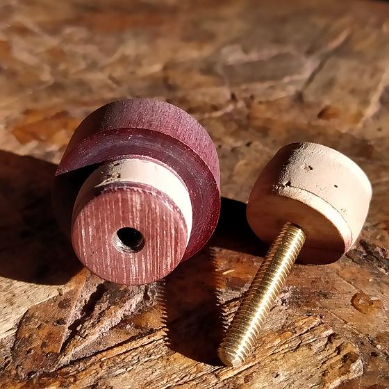 Peças da coroa: stopper de roxinho com cortiça e rosca de latão.