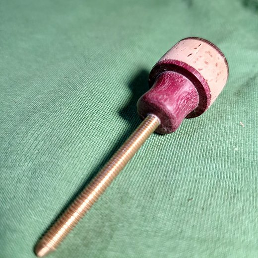 Stopper com cortiça e haste rosqueada, peça da coroa.
