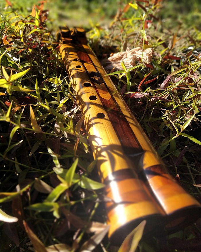 Flauta nativa dupla com marchetaria.