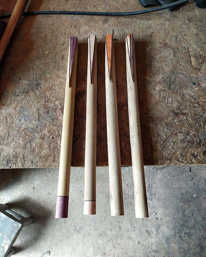 Quatro corpos de bambu com marchetaria em ponta, ainda sem furos.