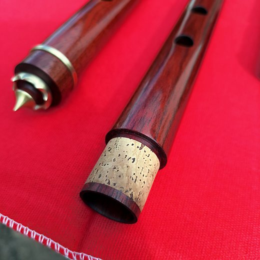 Encaixe de cortiça, anéis de latão e coroa com ponteira.