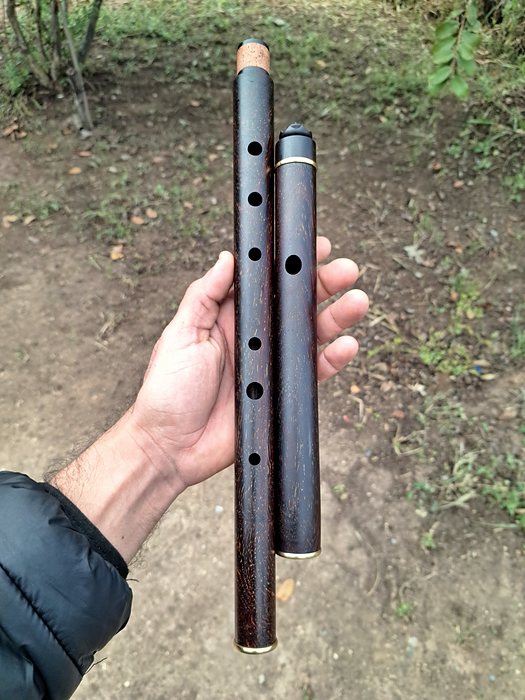 Flauta irlandesa em jacarandá, tom de Ré grave, 2 partes, coroa com stopper móvel e anéis de latão.
