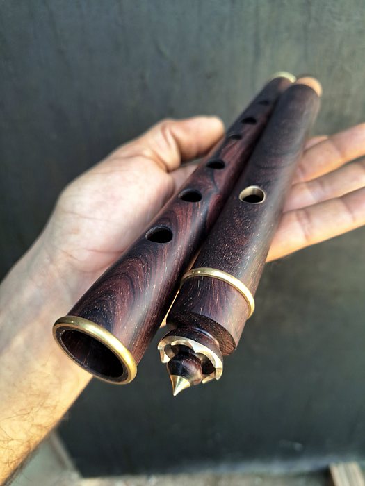 Flauta irlandesa em jacarandá, 2 partes, coroa com stopper móvel e anéis de latão.