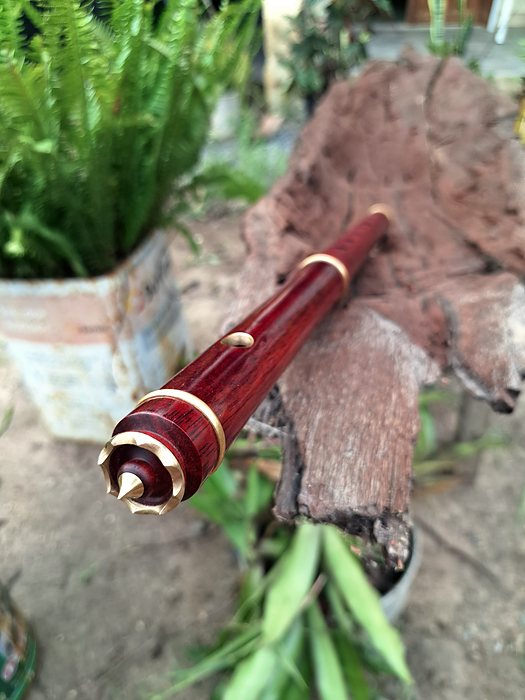 Flauta em muirapiranga (conduru), tom de Sol, segmentada, coroa com stopper e anéis de latão.