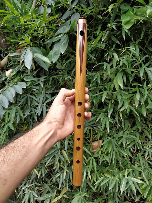 Pífano de bambu com marchetaria, tom de Sol.