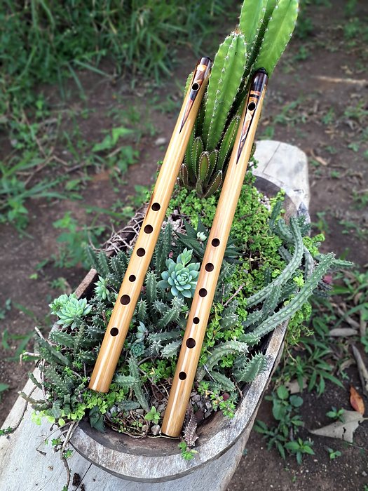 Pífanos de bambu com marchetaria, tom de Sol.