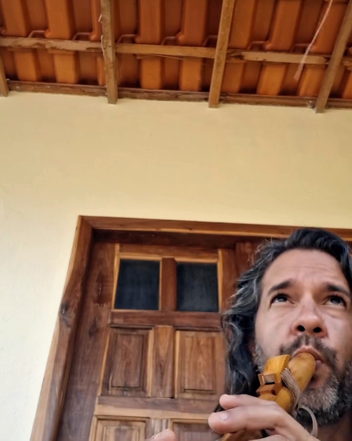 Igor tocando: Flauta nativa de bambu em Sol, bocal e totem de cerejeira