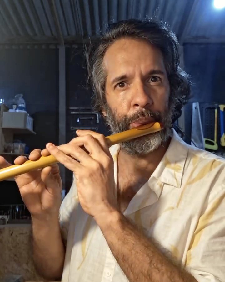 Igor tocando: Pífano de bambu em Dó