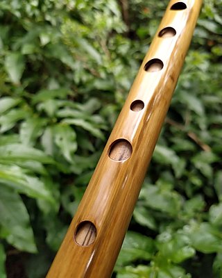 A flauta do vídeo: Pífano de bambu em Sol, com marchetaria em jacarandá-da-bahia e jacarandá mimoso