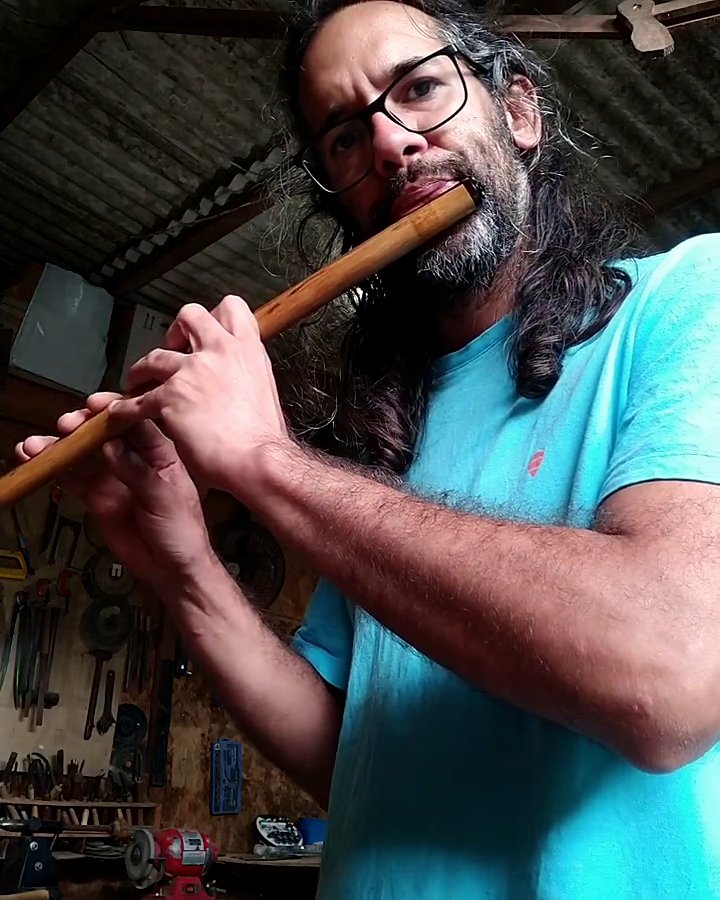 Igor tocando: Pífano de bambu em Sol, com marchetaria em jacarandá-da-bahia e jacarandá mimoso