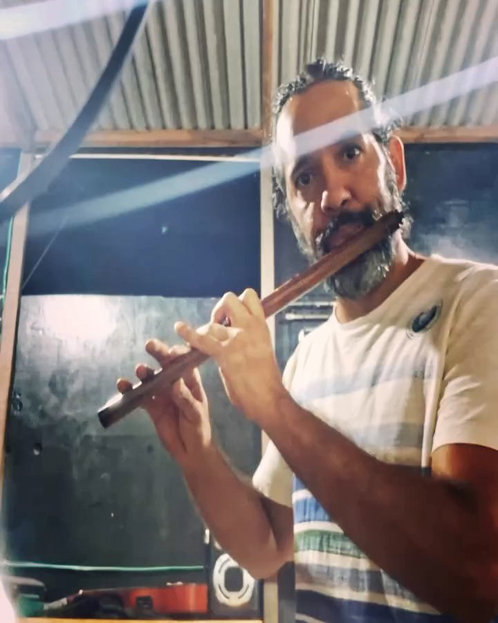 Igor tocando: Transversal de araribá com marchetaria, em Sol