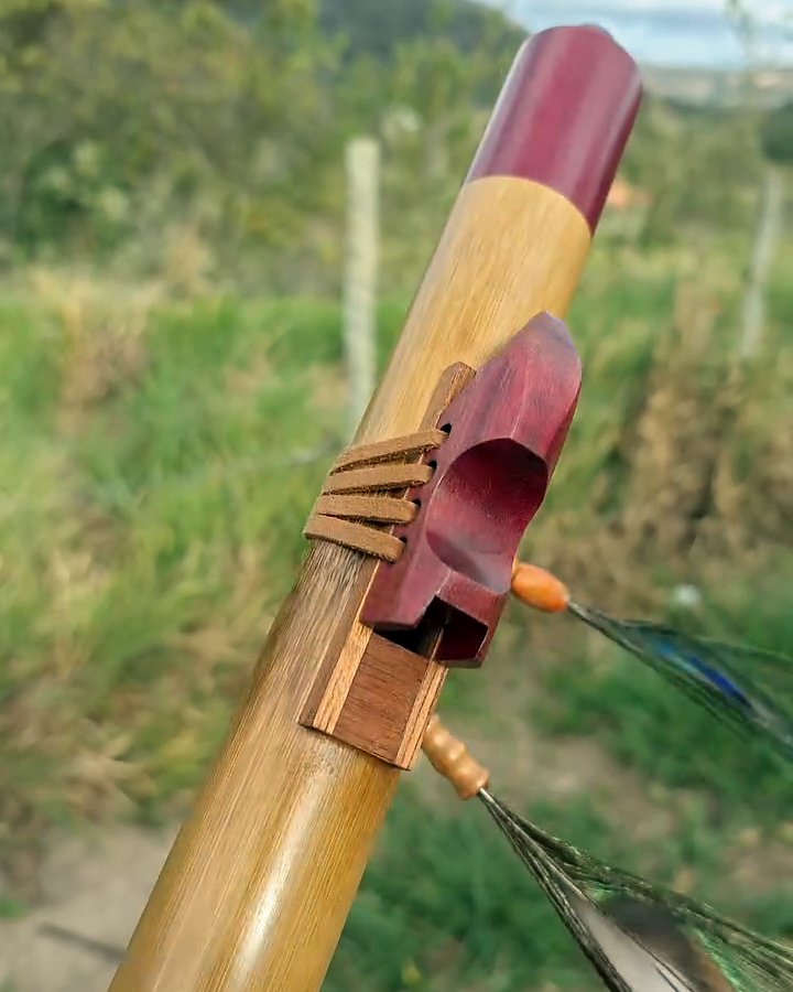 Flauta nativa de bambu em Sol, bloco e totem de roxinho